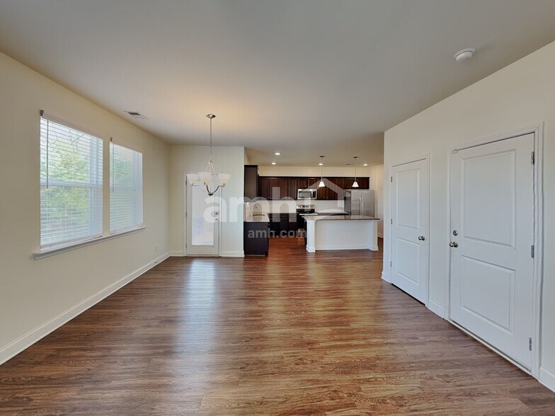 Building Photo - 706 Cyprus Ave