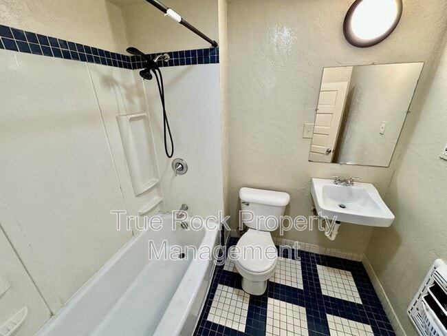 Building Photo - 631 W 19th