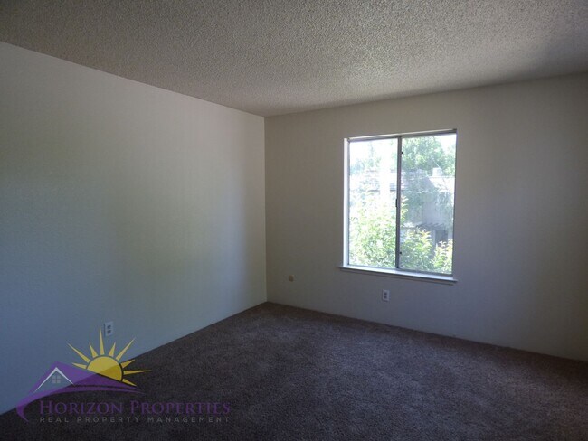 Building Photo - Condo in South Natomas, 2 Bed 2 Bath 840 sqft