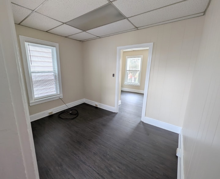 Building Photo - 211 N Bedford St