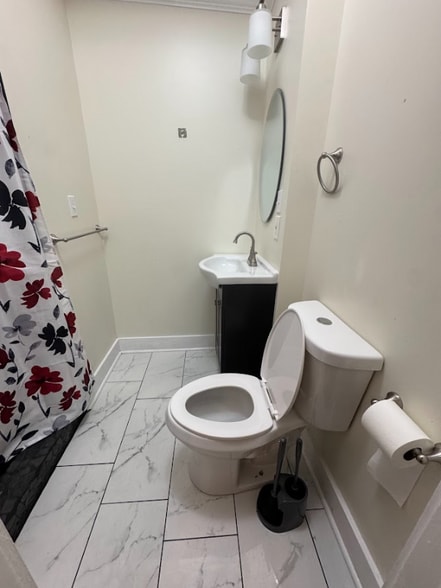 Building Photo - 1233 E Center St