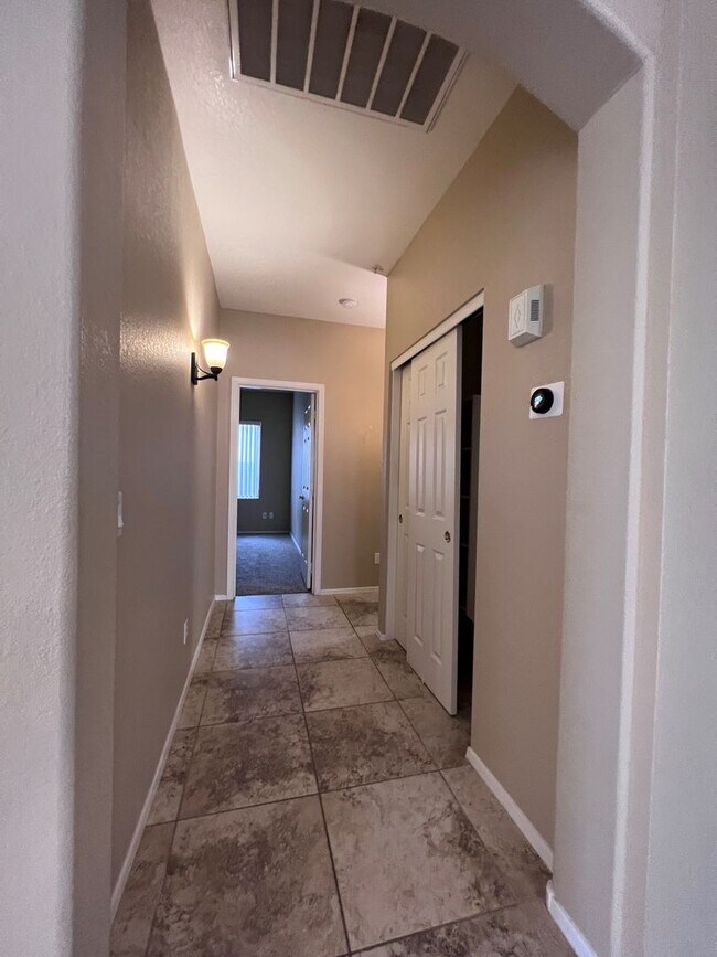 Building Photo - 4 BEDROOM WITH POOL
