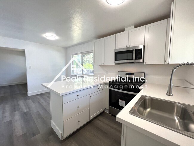 Building Photo - Updated 2bd/1ba Carmichael Duplex with Garage