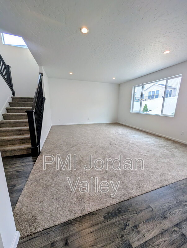 Building Photo - 2123 Wallflower Dr