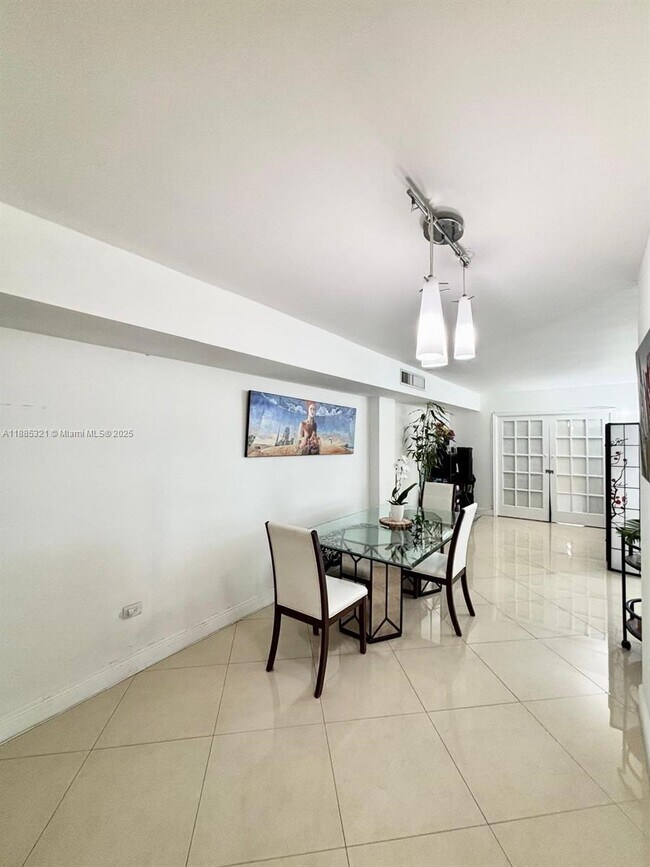 Building Photo - 801 Brickell Bay Dr