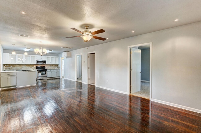 Building Photo - Remodeled Retreat w/ Covered Patio, Front ...