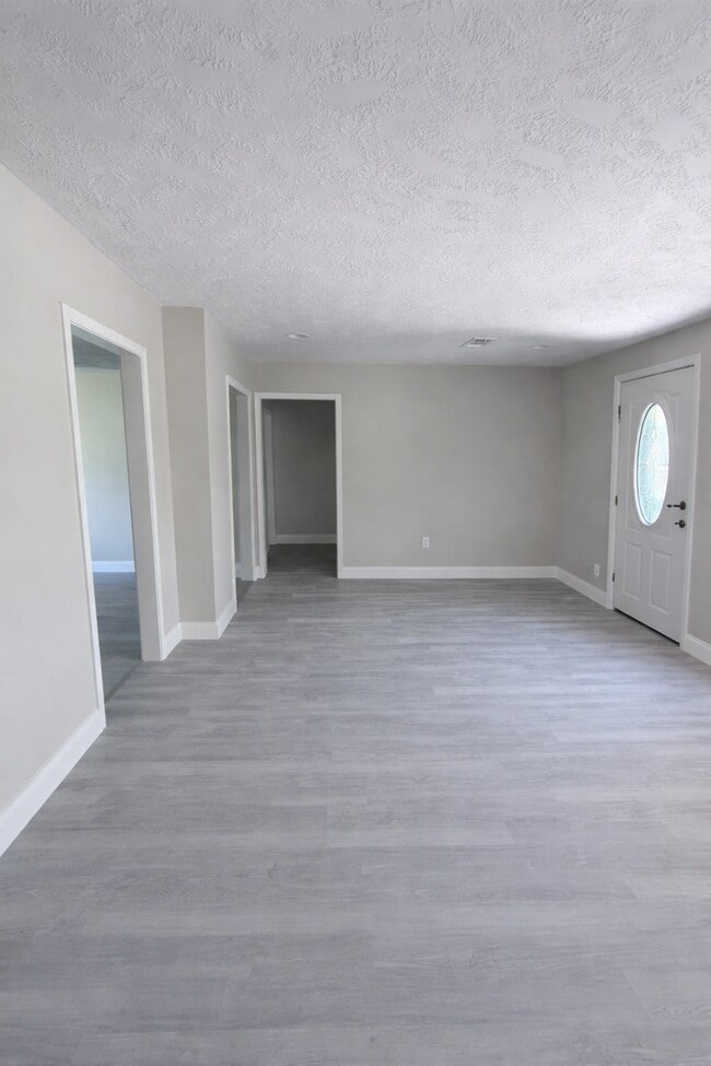 Building Photo - 8115 Redfern Dr