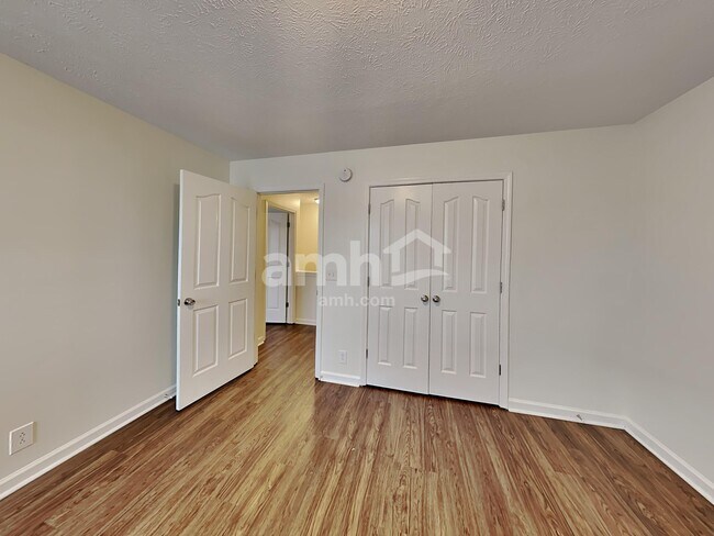 Building Photo - 1128 Eastwoods Dr