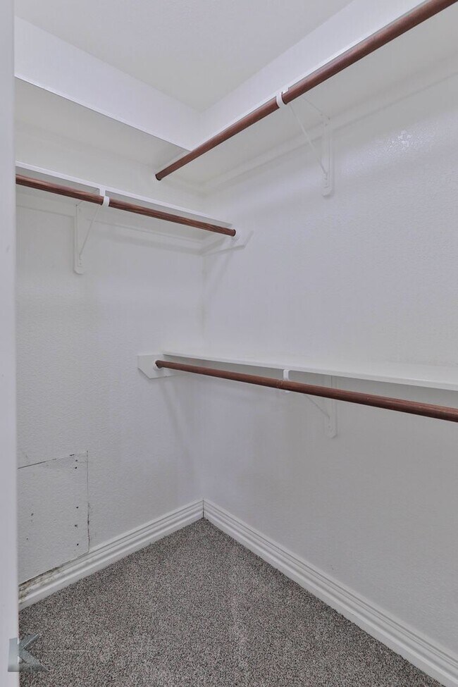 Building Photo - 4 bed 2 bath; newer carpet!