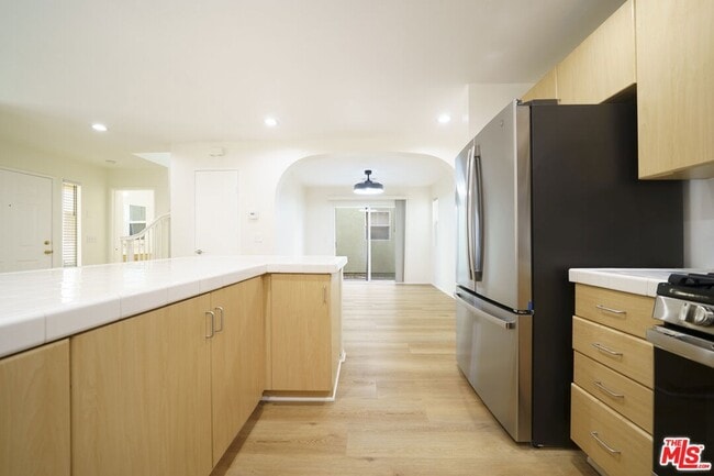 Building Photo - 121 Cancion Way