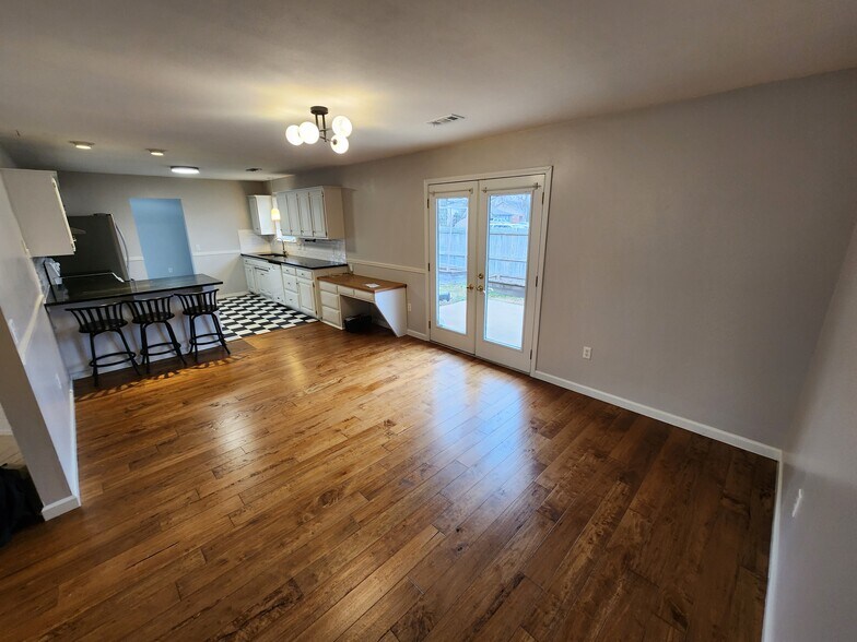 Building Photo - 644 W Oaklawn Dr