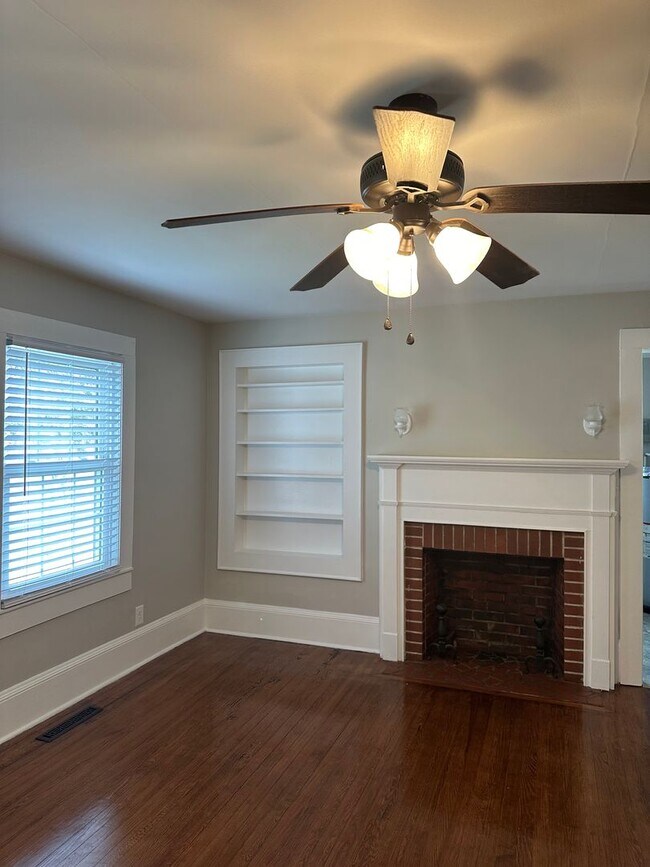 Building Photo - Modernized 3 bed 1 bath house