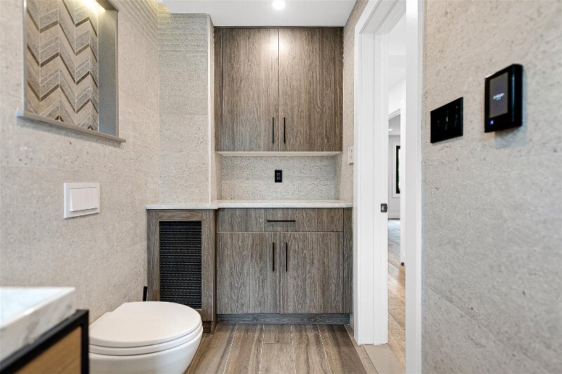 Building Photo - 71-31 Loubet St