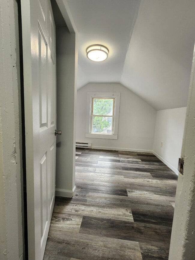 Building Photo - 129 Willow St