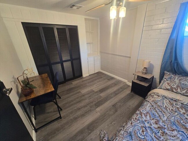 Building Photo - Rooms for Rent – Furnished, Lockable, & Private Backyard! 6 Spots Open.