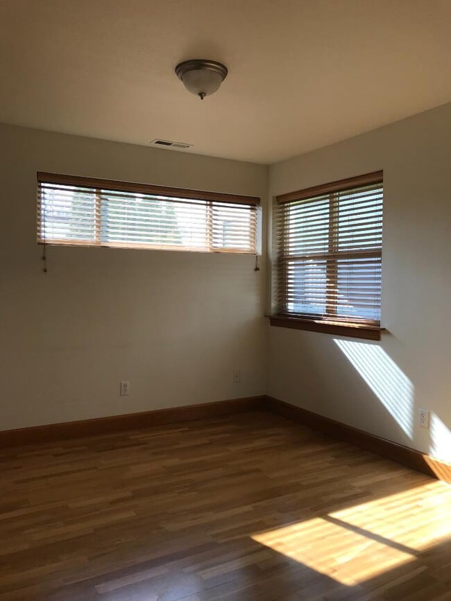 Building Photo - 3911 NE 9th Ave