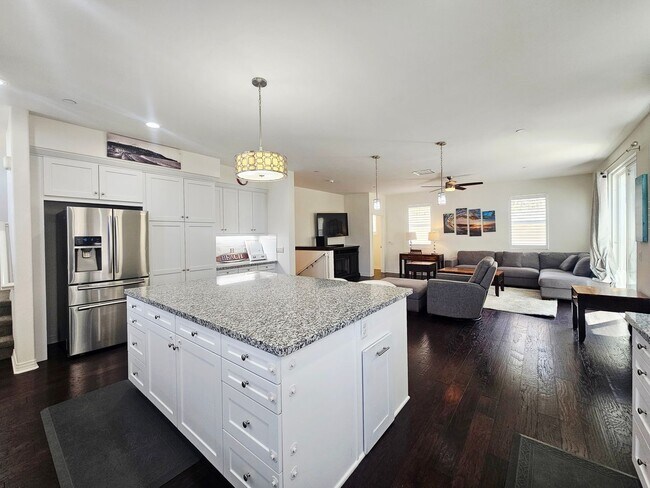 Building Photo - Gorgeous Stand Alone Town Home / Rolling Hills Golf Club is your Back Yard