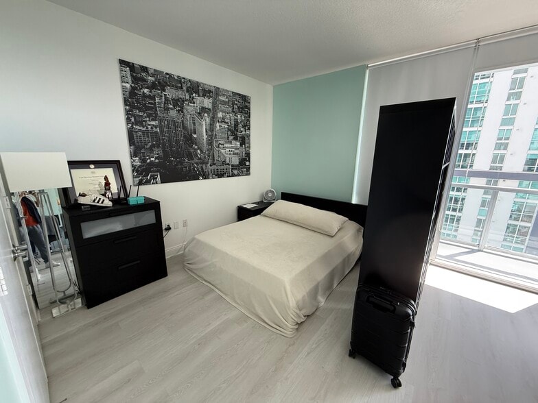 Building Photo - 1050 Brickell Ave