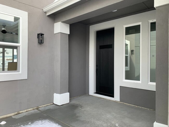 Building Photo - Spectacular newer 3 bed 2.5 bath custom ho...