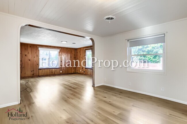 Building Photo - Welcome Home to Your Perfect Hillsboro Retreat!