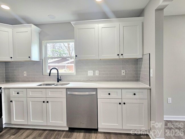 Building Photo - 2900 Enfield Rd