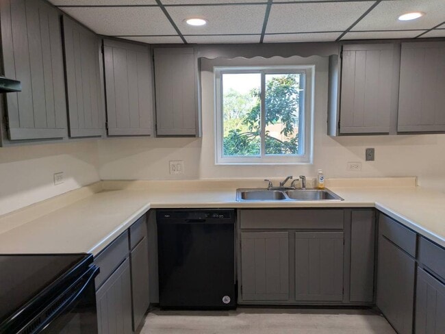 Building Photo - 21W185 Tee Ln