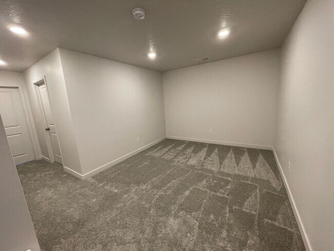 Building Photo - HUGE Townhome For Rent in Saratoga Springs!!