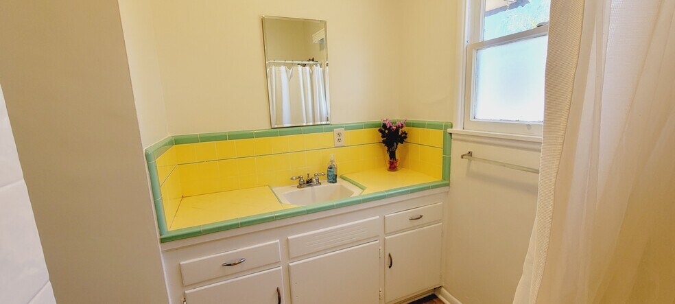 Building Photo - 16911 Glenetta Way