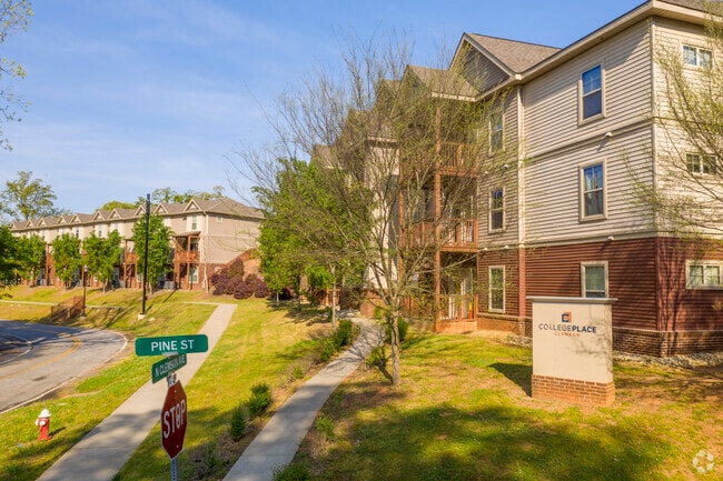 Building Photo - Pineherst Student Apartments