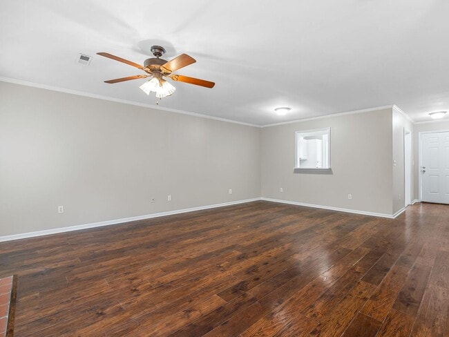 Building Photo - Cozy 3 Bedroom, 2.5 Bath Home with 2 Car G...