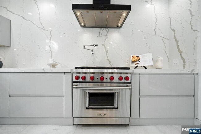 Building Photo - 44 Floral Terrace