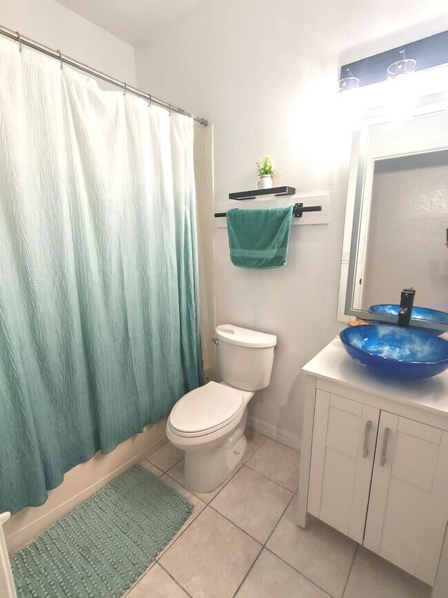 Building Photo - Fully Furnished Townhouse with Water View ...