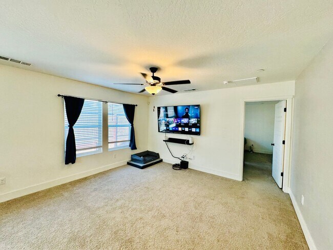 Building Photo - Beautiful 4 Bedroom 2 Bath Home with SOLAR...