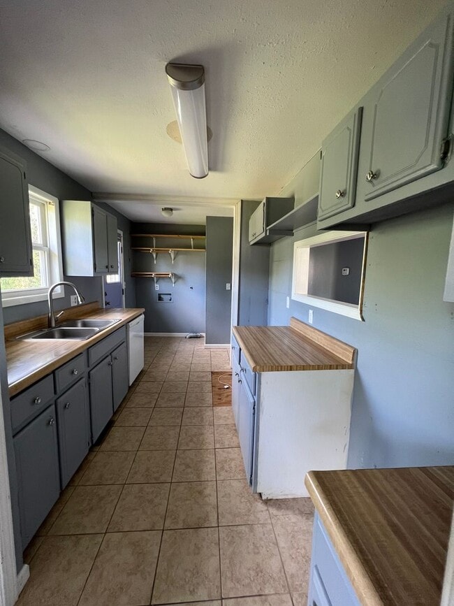 Building Photo - 3 bedroom 2 bath home with bonus room in O...