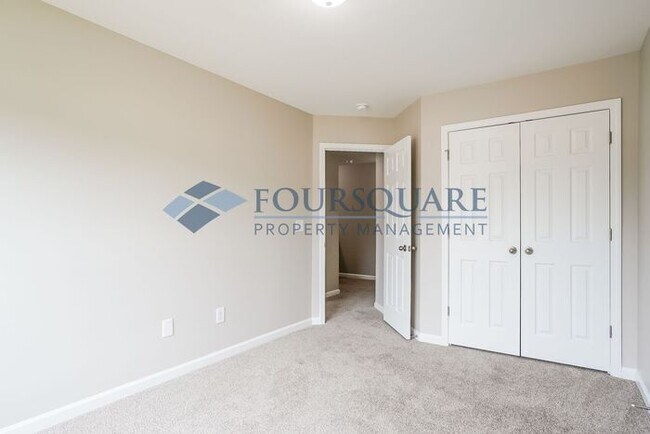 Building Photo - Spacious 3-Bed Townhome with Back Patio & ...