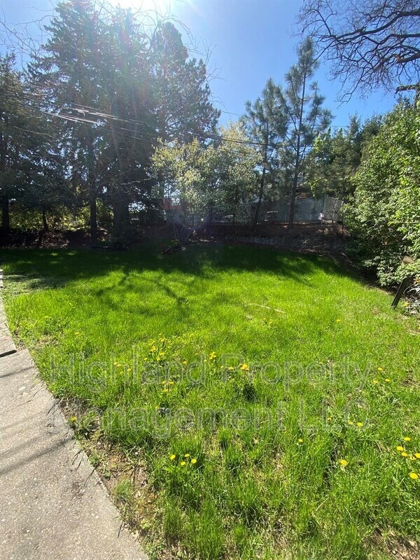 Building Photo - 1933 NE Valley Rd