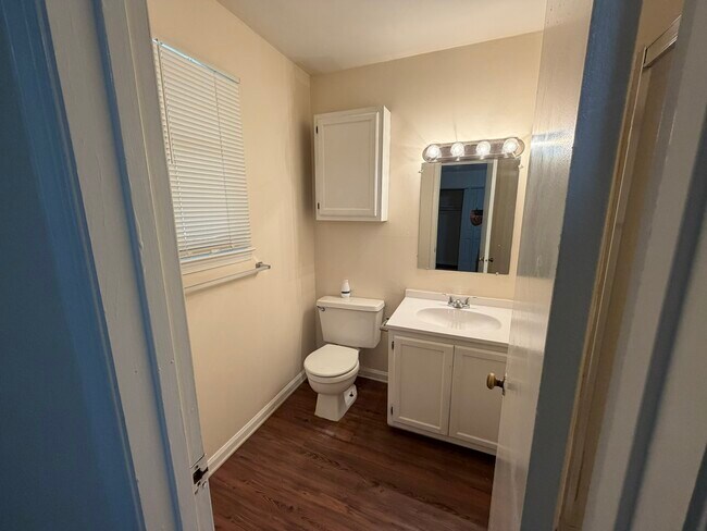 Building Photo - 4832 Hollenden Dr