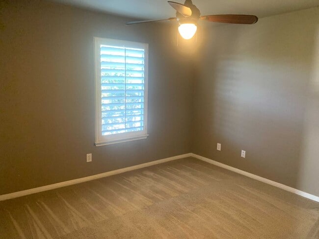 Building Photo - *MOVE IN SPECIAL* Gorgeous Four Bedroom home w/ Community POOL!!