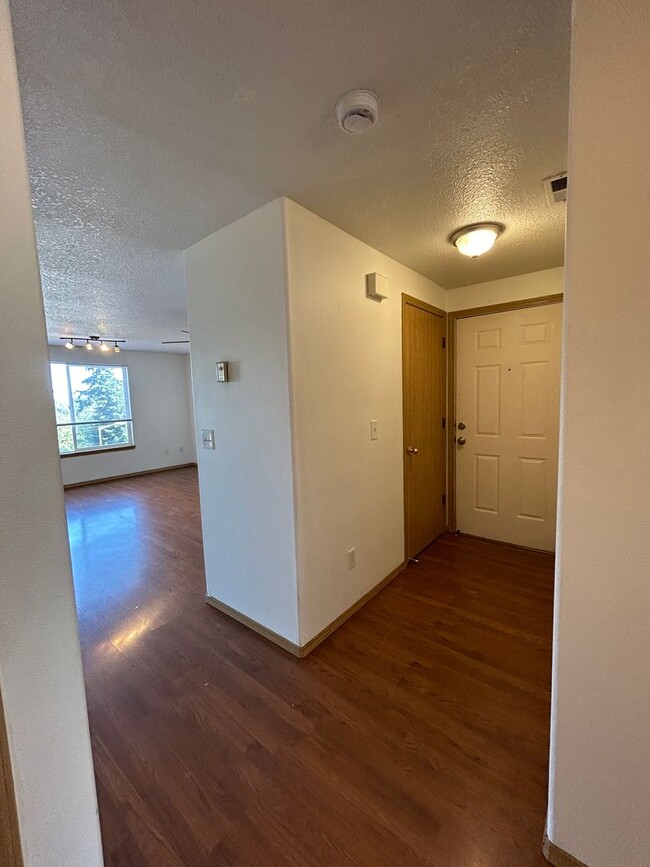 Building Photo - "Move-In Special: December Rent Discount !...