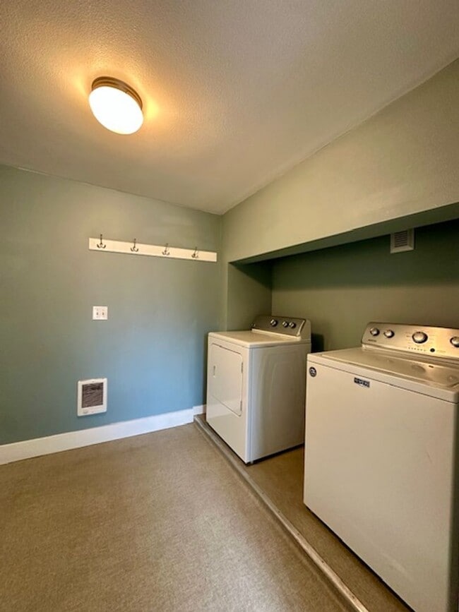 Building Photo - Great one bedroom unit in mid-town!  A mus...