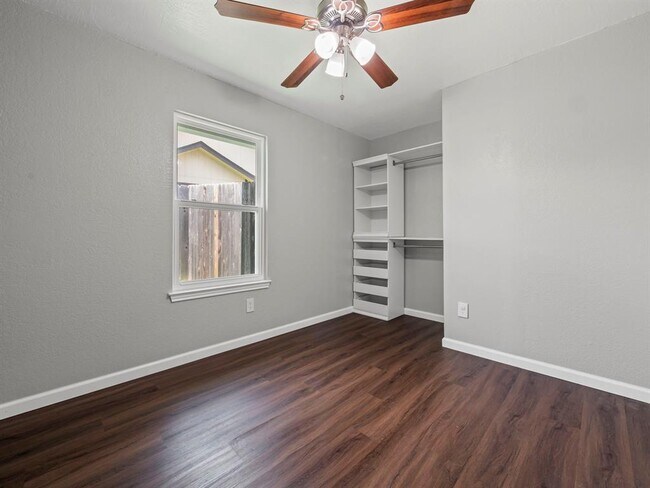 Building Photo - 1002 Cresswell Dr