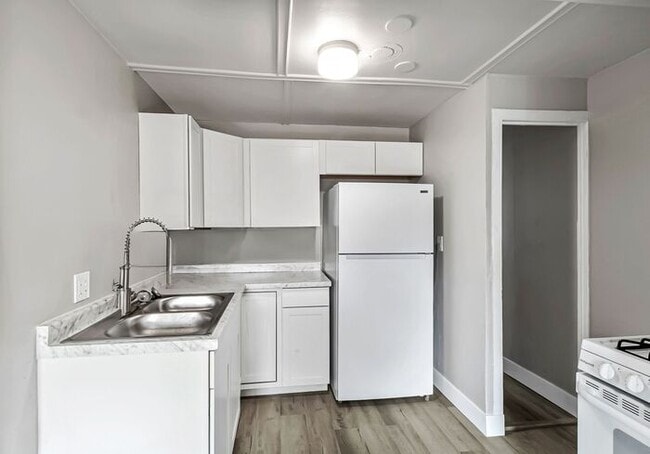 Building Photo - Newly Remodeled Downtown Studio!