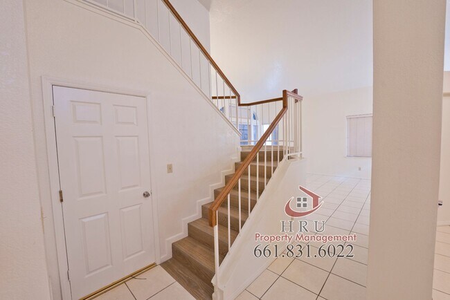 Building Photo - SW-4 bed/3 bath + pool house