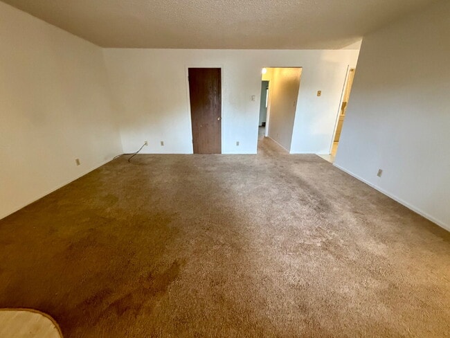 Building Photo - Main level two bedroom, one bathroom close to Greenway!