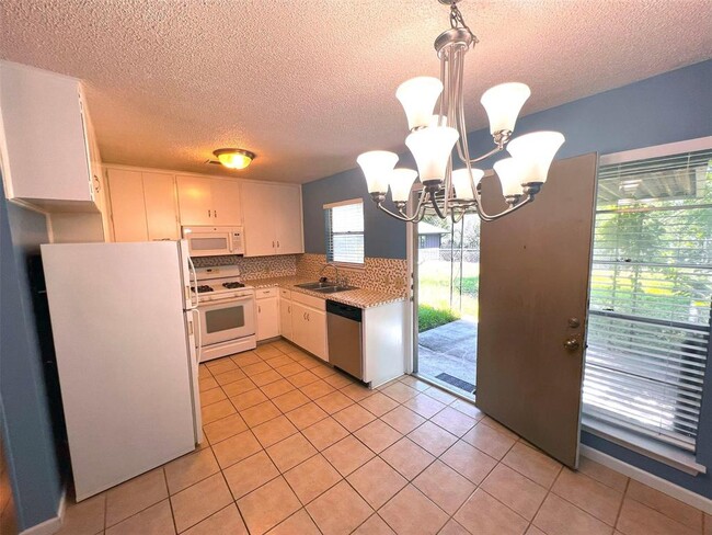 Building Photo - 3503 Southridge Dr
