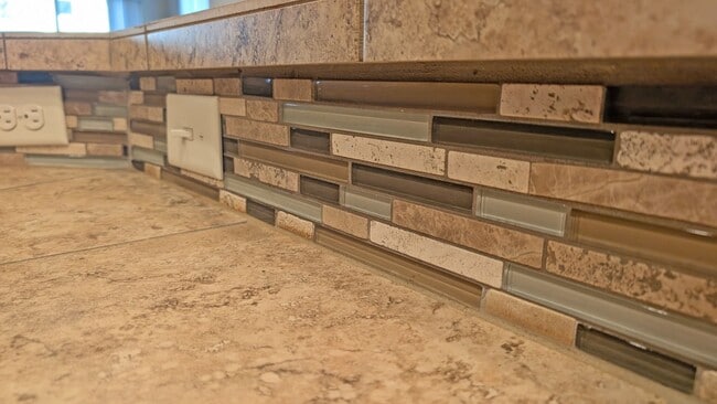 Building Photo - 4 bedroom 2.5 bathroom home