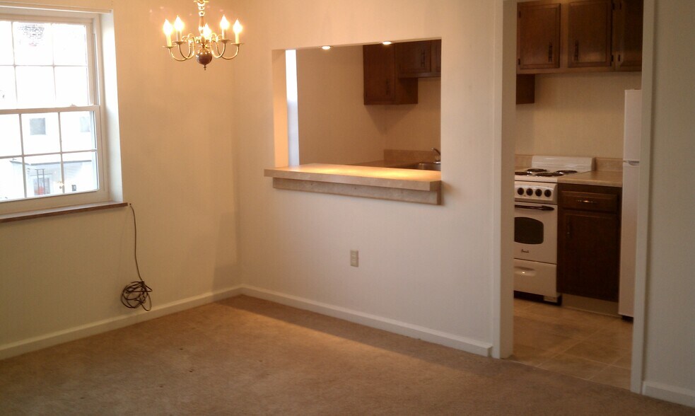 Kitchen Eating Bar - 409 Rohrer St