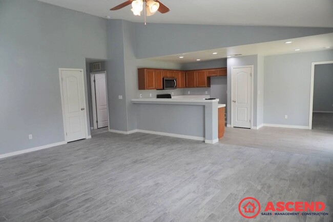 Building Photo - Beautiful Home Close to Golf Course!