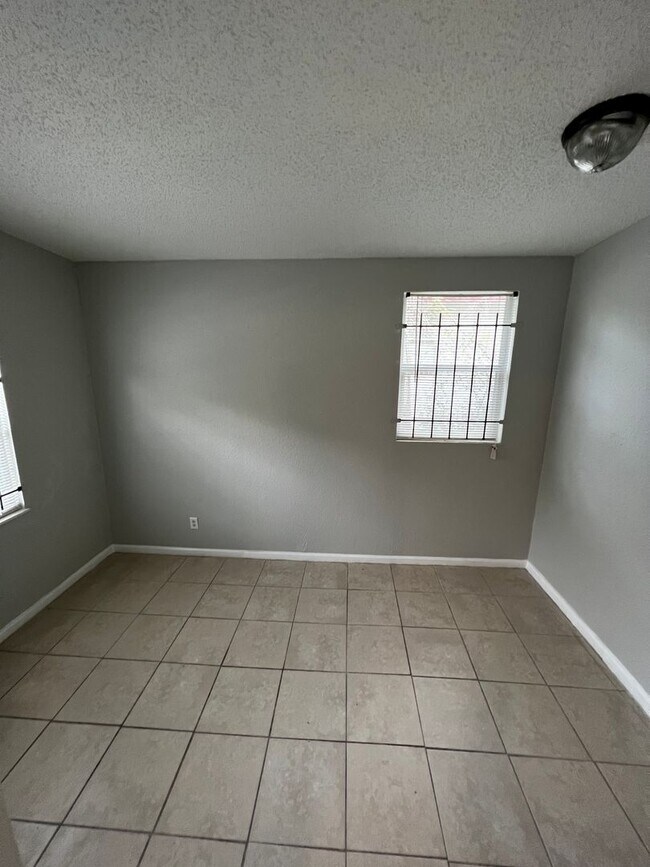 Building Photo - Spacious, updated 3/1 with bonus room and large utility room