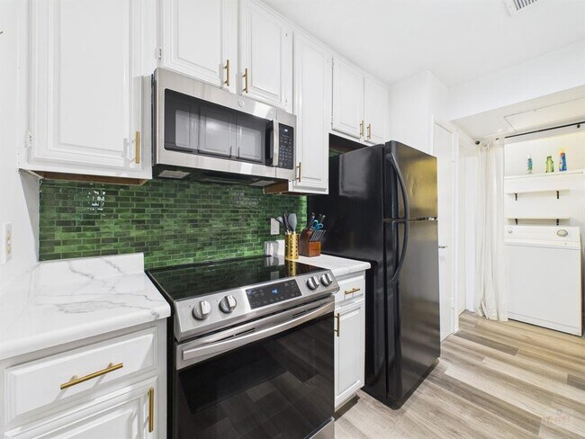 Building Photo - 806 W 24th St